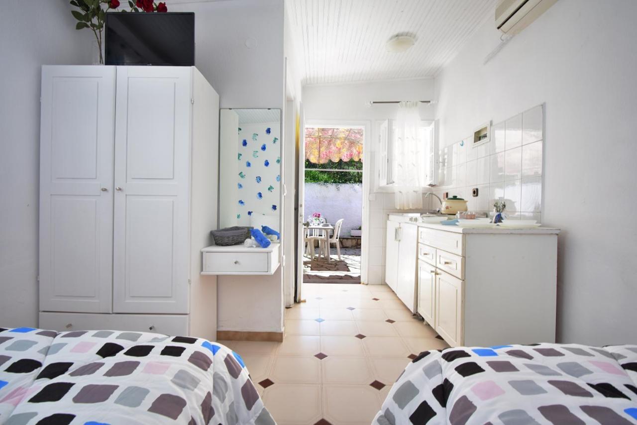 Merlyn Rooms Into The Nature, 100M From The Beach Дафнила Экстерьер фото
