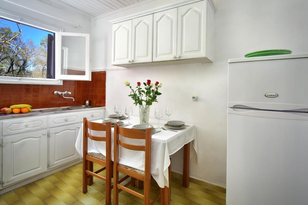 Merlyn Rooms Into The Nature, 100M From The Beach Дафнила Экстерьер фото